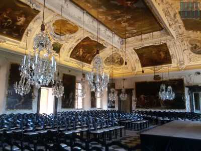 Nella �stanza dei pianeti� � raffigurato il cosmo come lo si conosceva allora, nel 1625. Inoltre il castello possiede in 365 finestre, 31 stanze per piano e il piano nobile � composto da 24 stanze con 52 porte ed un totale di 60 finestre e 4 torri. Chiaramente un particolare gioco che fa riferimento alle stagioni, ai giorni, ai minuti
